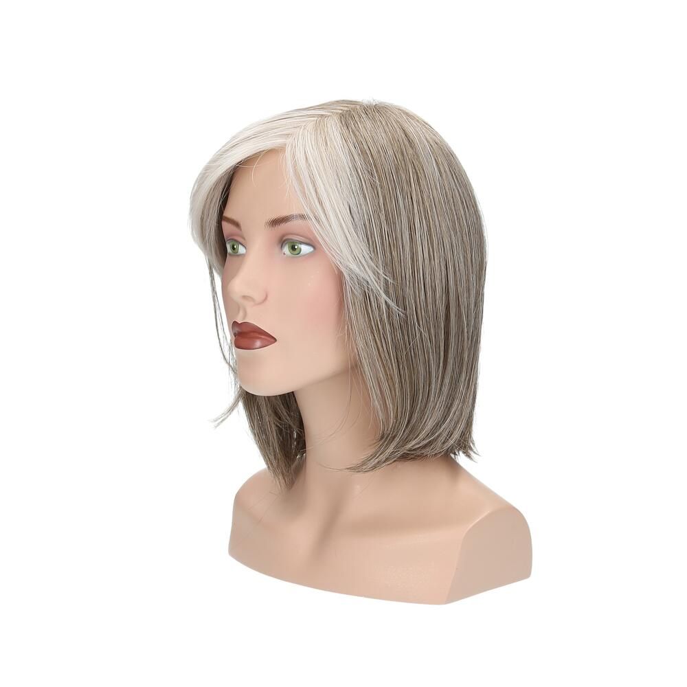 Perücke Athen von degenhardt. Bob-Frisur mit grau-blondem Haar. Auf einer Büste präsentiert.