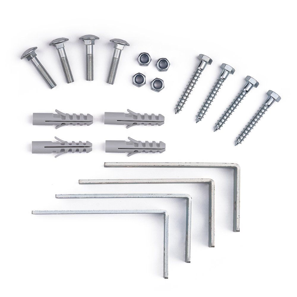 Zubehör für die Sprossenwand: Schrauben, Muttern, Dübel und Winkel aus Metall. Auf weißem Hintergrund.