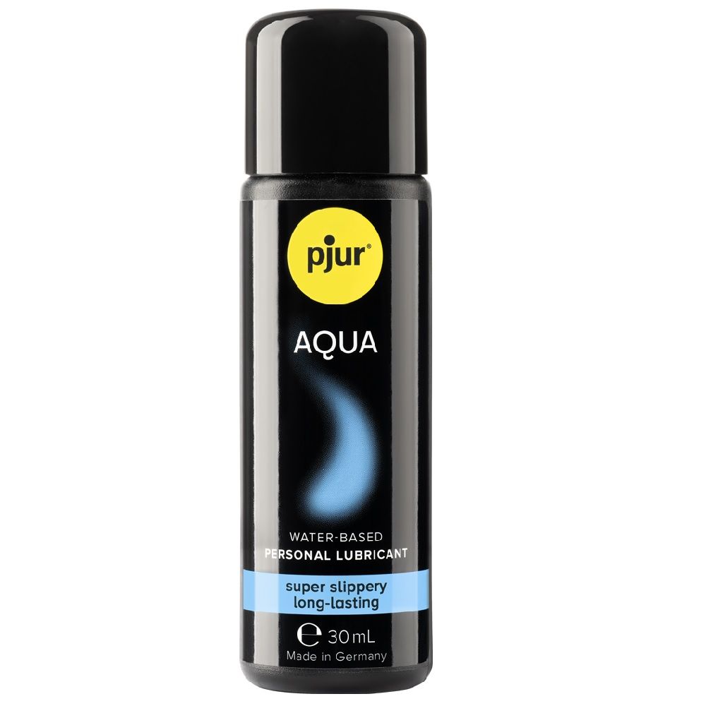 Schwarze Flasche mit schwarzem Deckel. Gelbes Logo mit "pjur" und "AQUA". Text: "WATER-BASED PERSONAL LUBRICANT". "super slippery long-lasting".