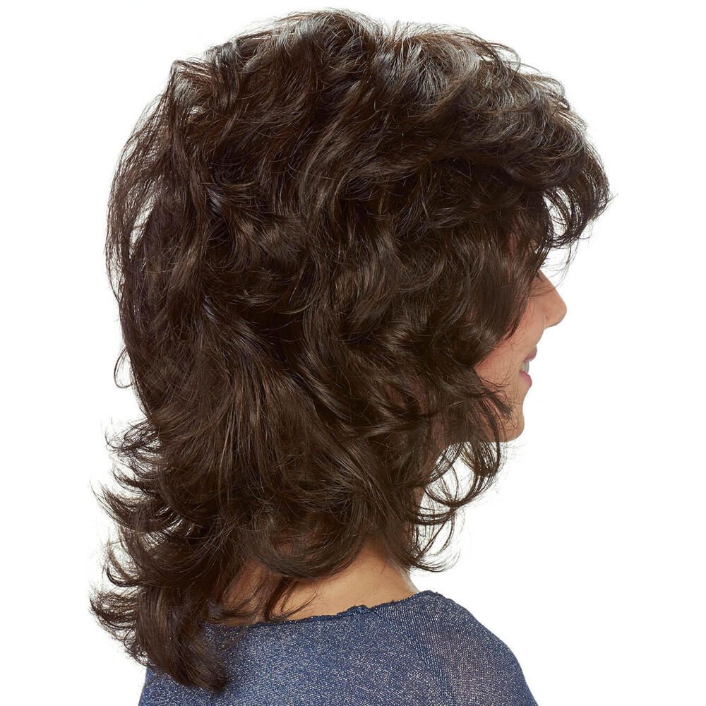 Perücke Gloria von Lofty. Braun, gewellt, mittellang. Frau mit Perücke, Seitenansicht.