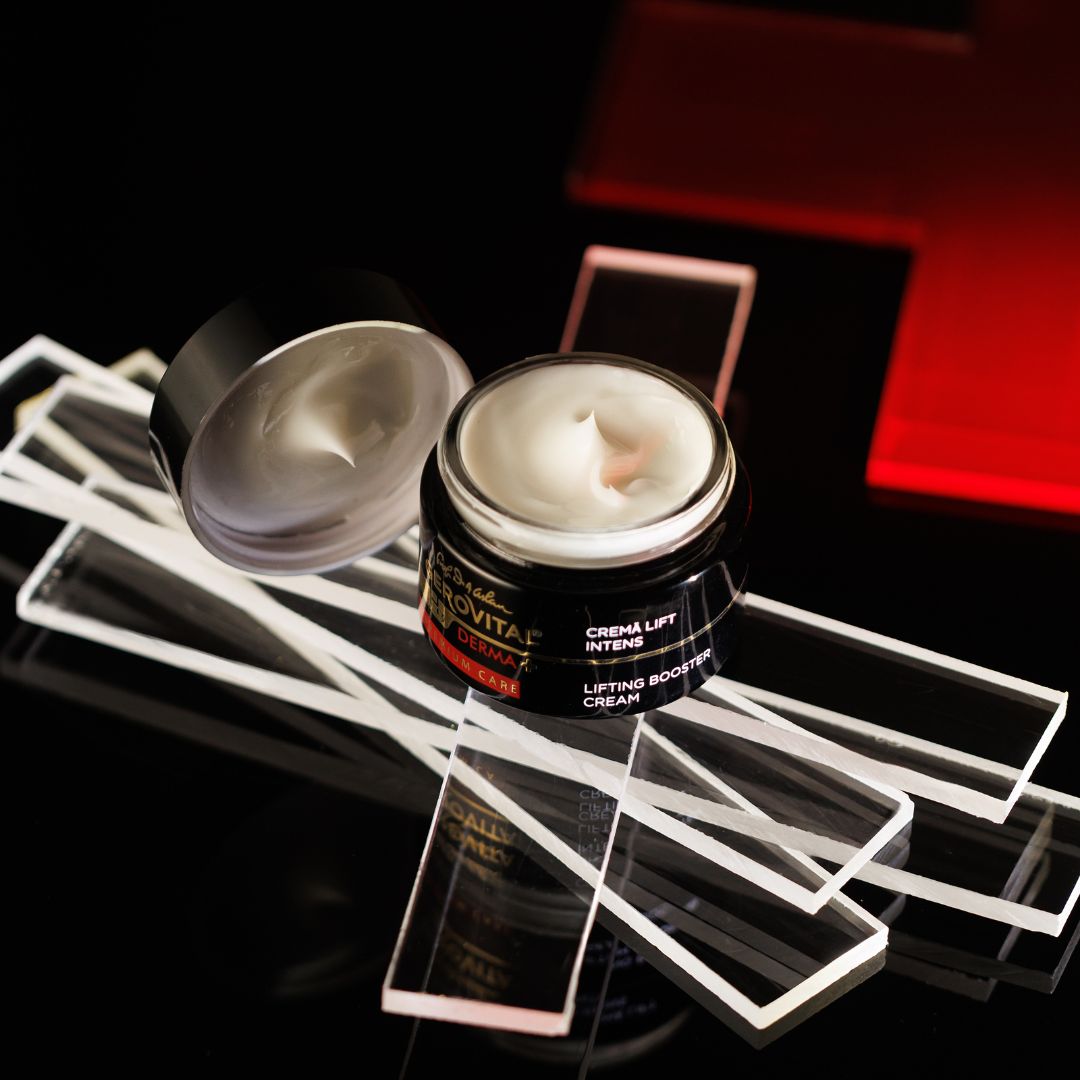 Geöffneter schwarzer Tiegel. Aufschrift: Gerovital H3 Derma+, Premium Care, Creme Lift Intens, Lifting Booster Cream. Auf Glas.