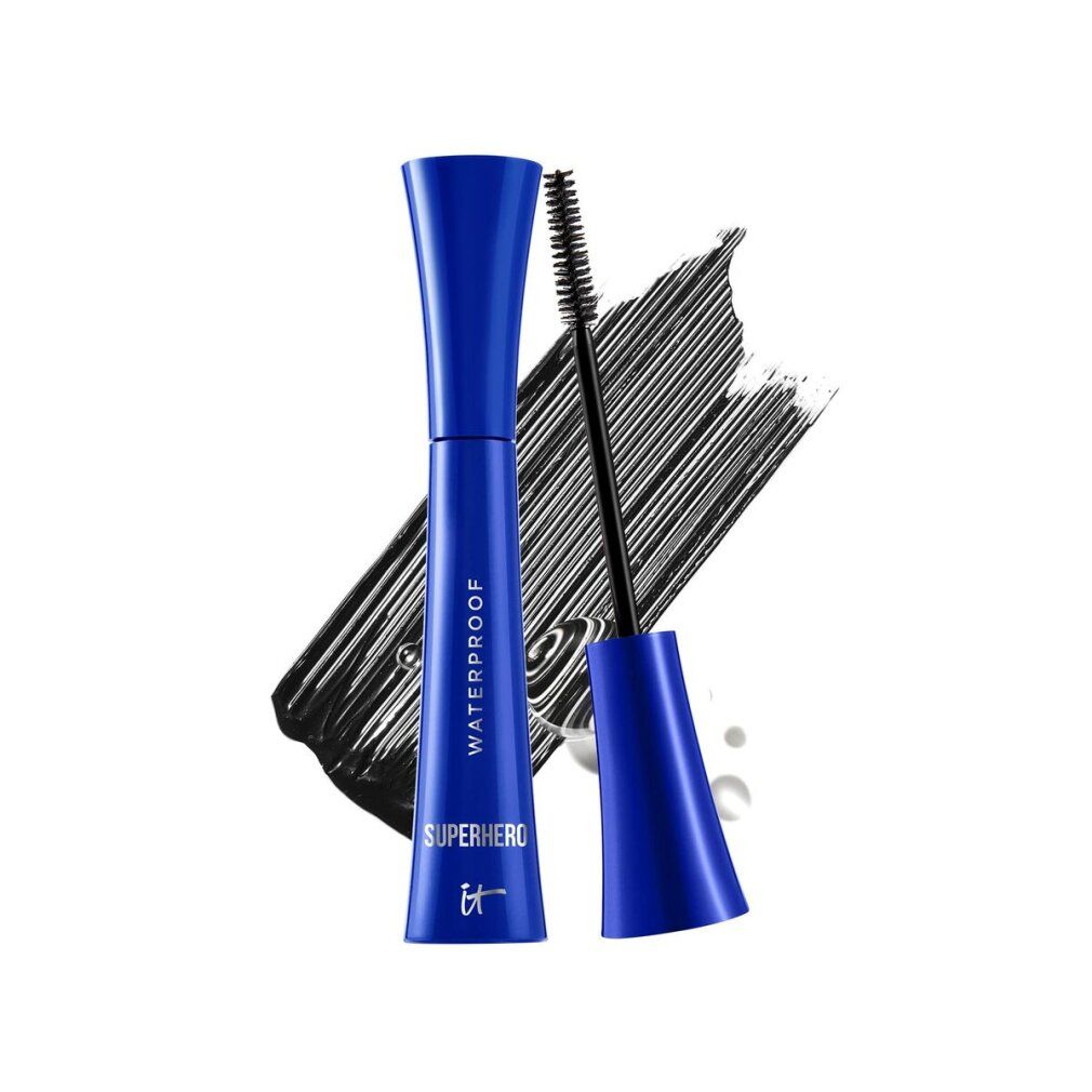 Blaue Mascarahülse mit schwarzer Bürste und Mascara-Abdruck. Aufschrift: WATERPROOF, SUPERHERO. Marke: IT Cosmetics.