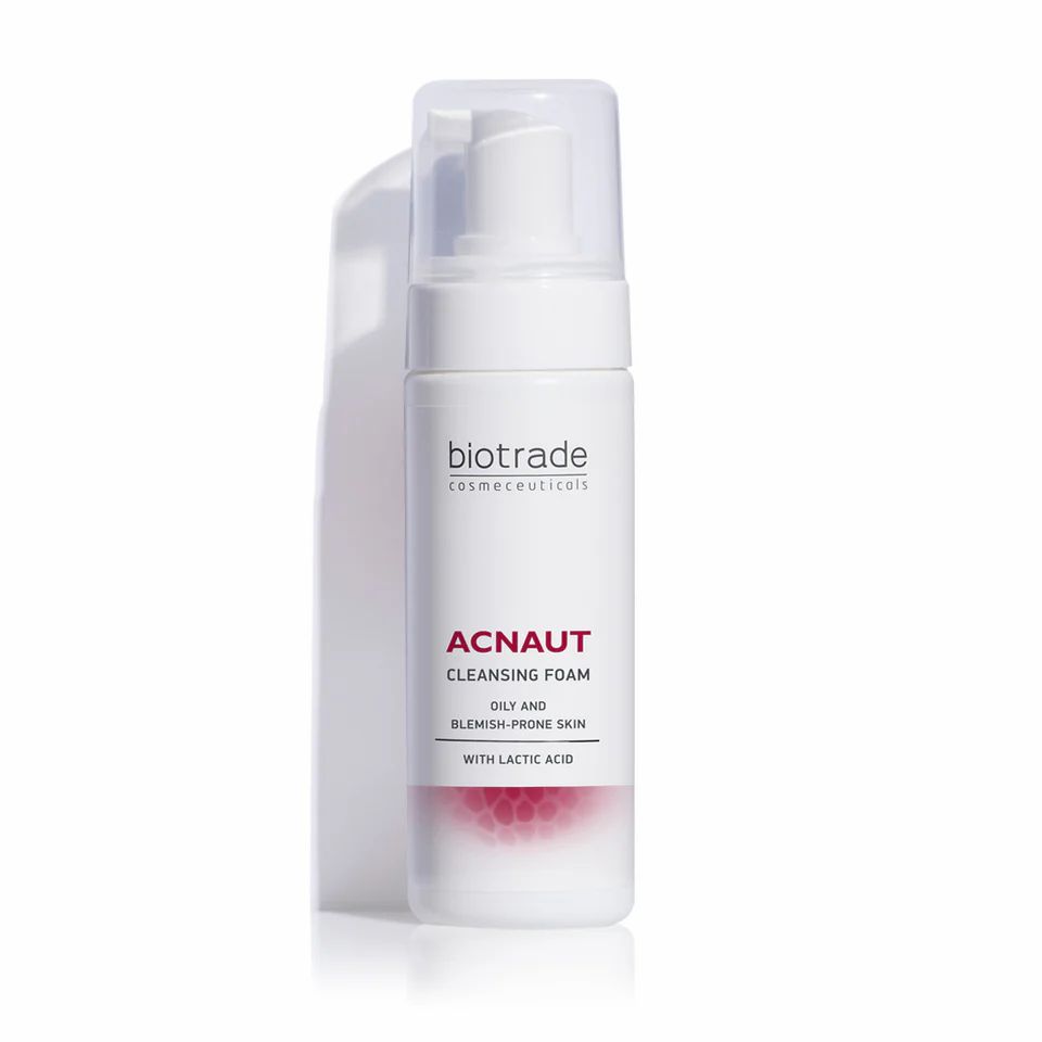 Weiße Flasche mit Pumpverschluss. Aufschrift: Biotrade, Acnaut Cleansing Foam. Für fettige und unreine Haut.