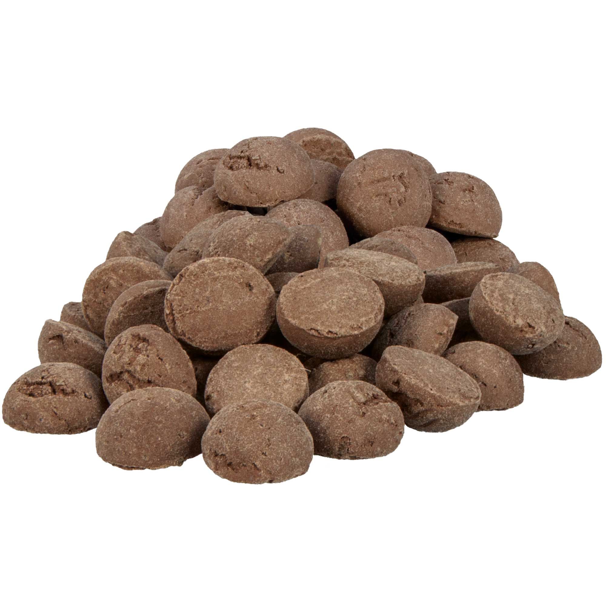 Haufen brauner, runder Hundekekse. Einzelne Kekse mit unebener Oberfläche.