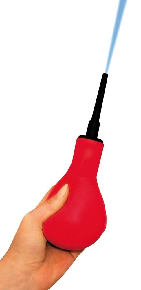 Rote Intimdusche in Hand gehalten. Schwarzer Aufsatz, Wasserstrahl. Birnenförmiger Pumpball.