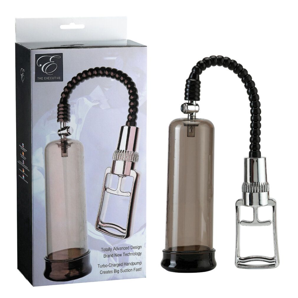 Pumpe mit schwarzem Schlauch und Griff. Verpackung mit Logo und Text. Produktname: The Executive. Handpumpe.