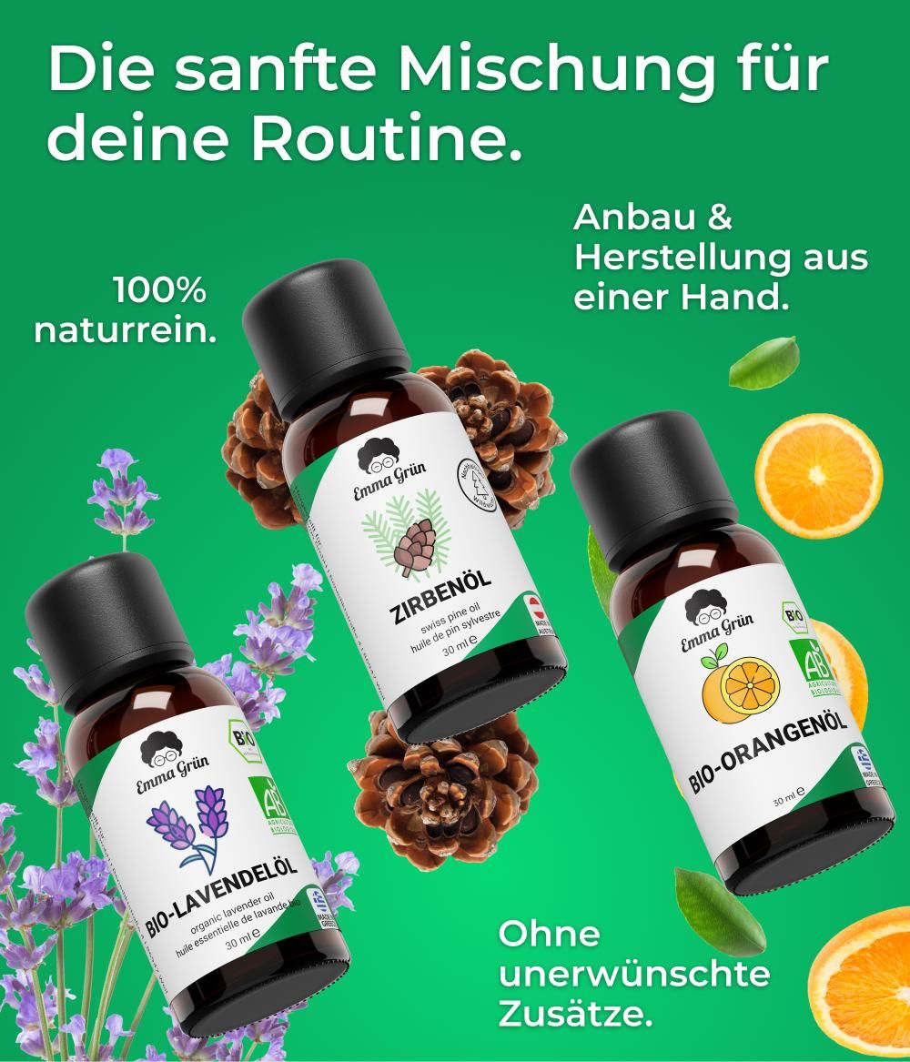 Drei Flaschen: Bio-Lavendelöl, Zirbenöl, Bio-Orangenöl. Umgeben von Lavendel, Kiefernzapfen und Orangen. Grüner Hintergrund.