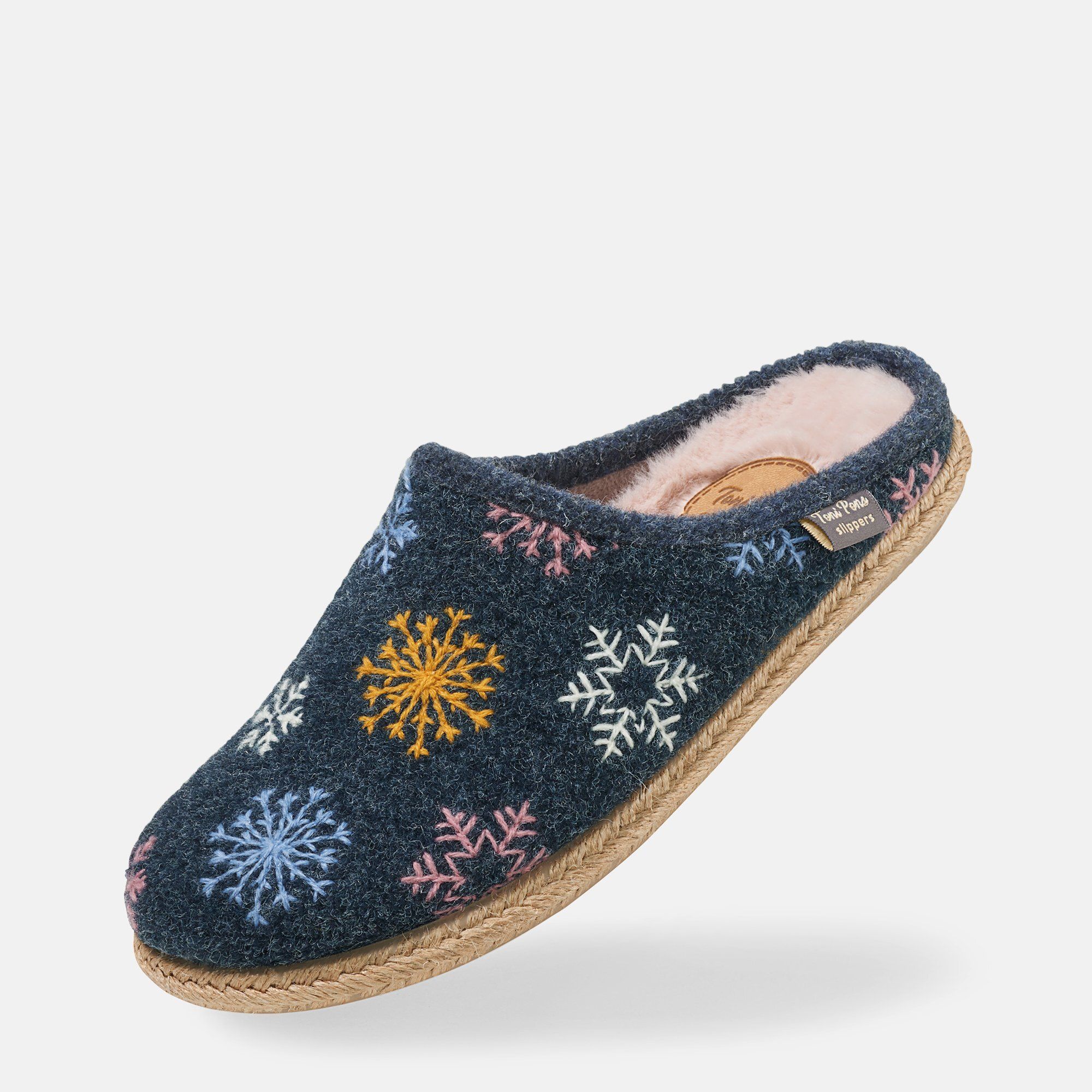 Dunkelblaue Pantolette mit Schneeflockenmuster. Innenfutter rosa, Sohle beige. Marke: Fine Pure Slippers.