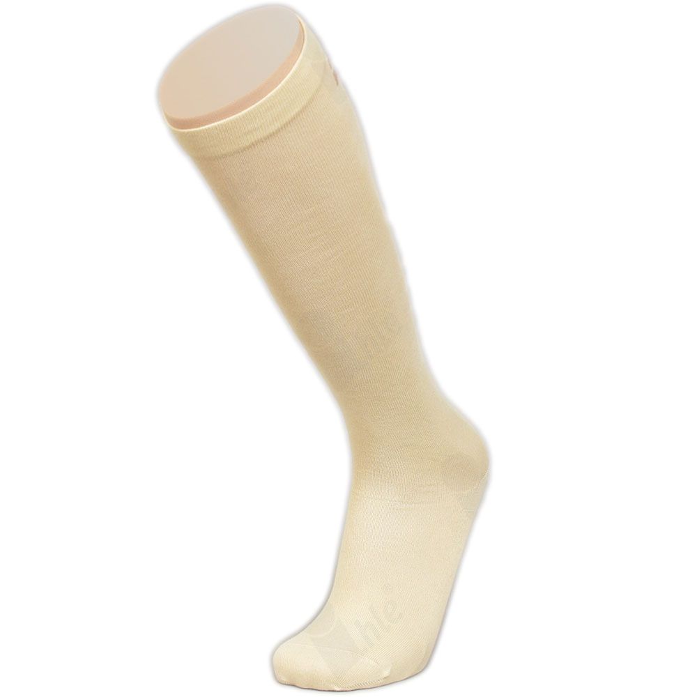 Beigefarbener Kniestrumpf. Angora-Material. Auf einem Fußmodell präsentiert. Logo am oberen Rand.