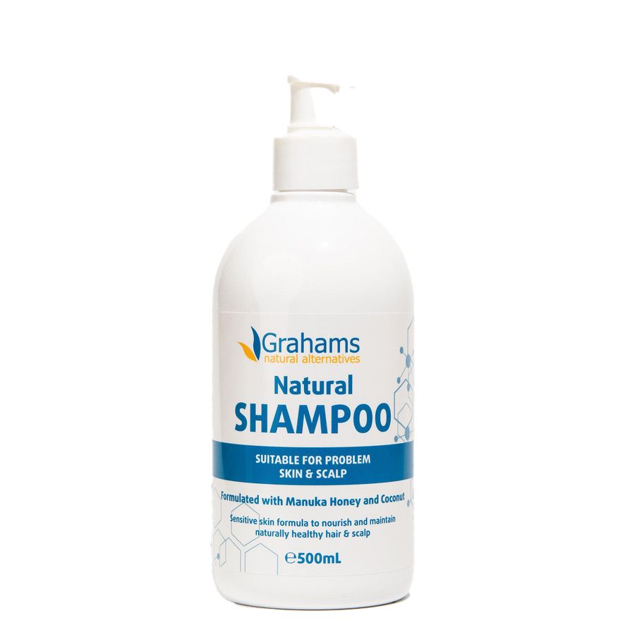 Weiße Flasche Grahams Natural Shampoo mit blauem Etikett. Pumpkopf. Text: Natural Shampoo, geeignet für Problemhaut & Kopfhaut.