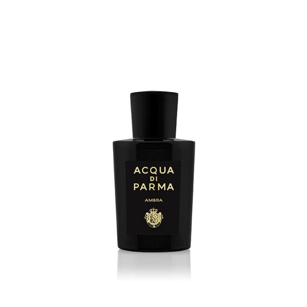 Schwarze Flasche mit Aufschrift ACQUA DI PARMA AMBRA. Schwarzer Deckel. Goldfarbenes Logo.
