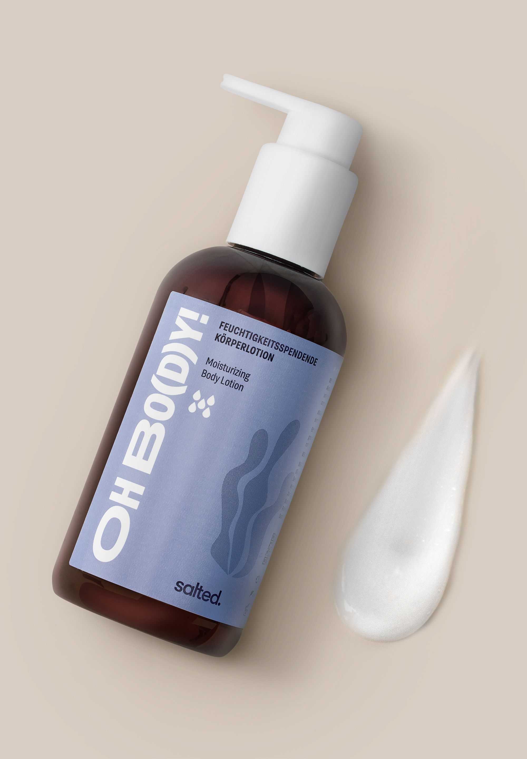 Feuchtigkeitsspendende Körperlotion in Braunglasflasche mit Pumpspender, daneben ein Klecks Lotion.