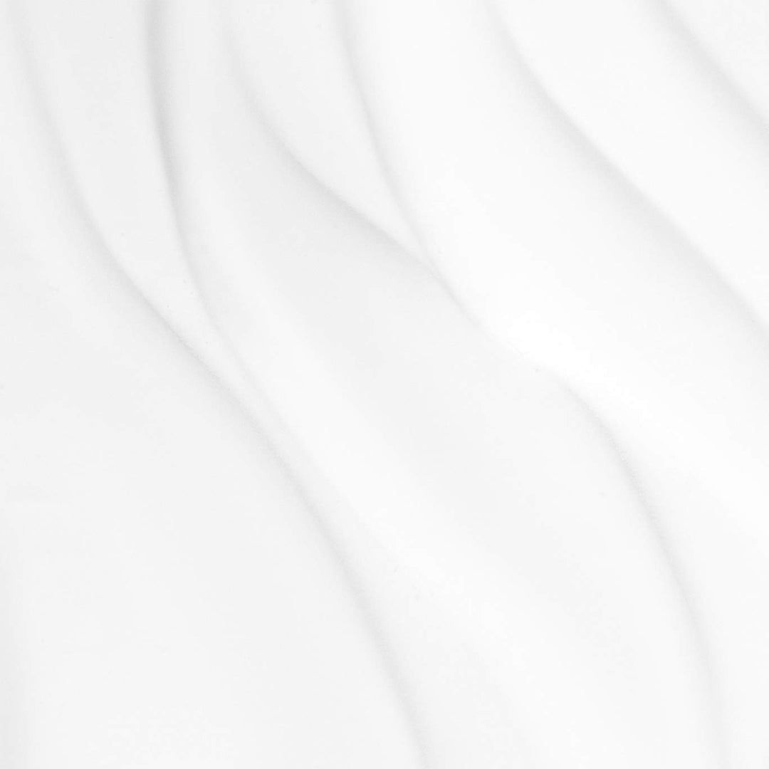 Primo piano di un tessuto bianco ondulato. La trama è liscia e fluida, con ombre delicate che accentuano le onde.