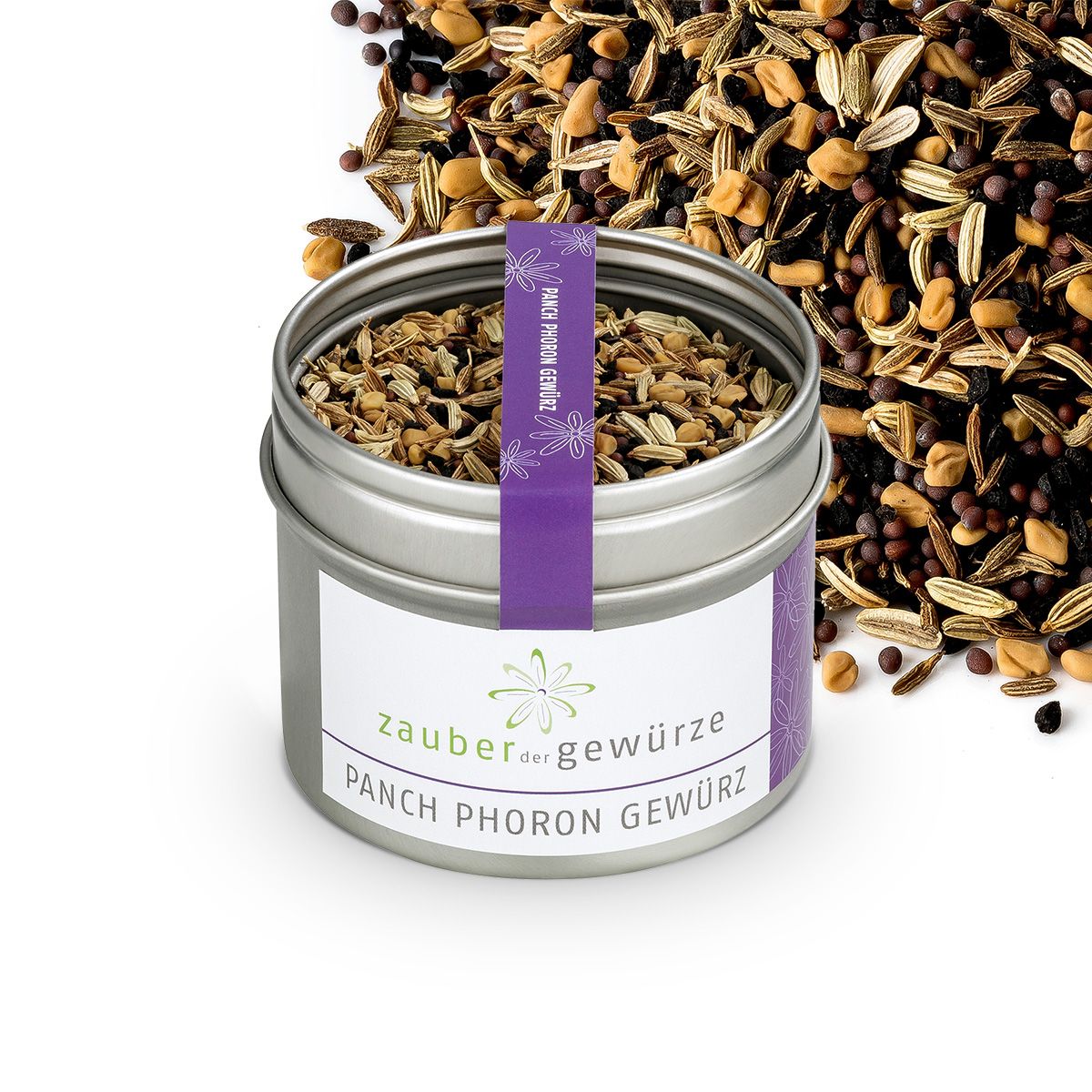 Geöffnete Dose Panch Phoron Gewürz, umgeben von Gewürzen. Weißes Etikett mit Produktnamen und lila Band.