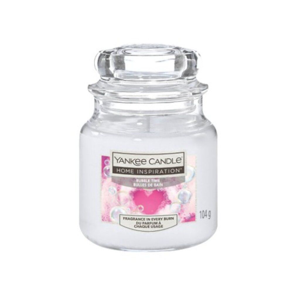 Glasbehälter mit Deckel. Aufkleber mit Text: Yankee Candle Home Inspiration Bubble Time. Weiße Kerze mit rosa Herz-Design.