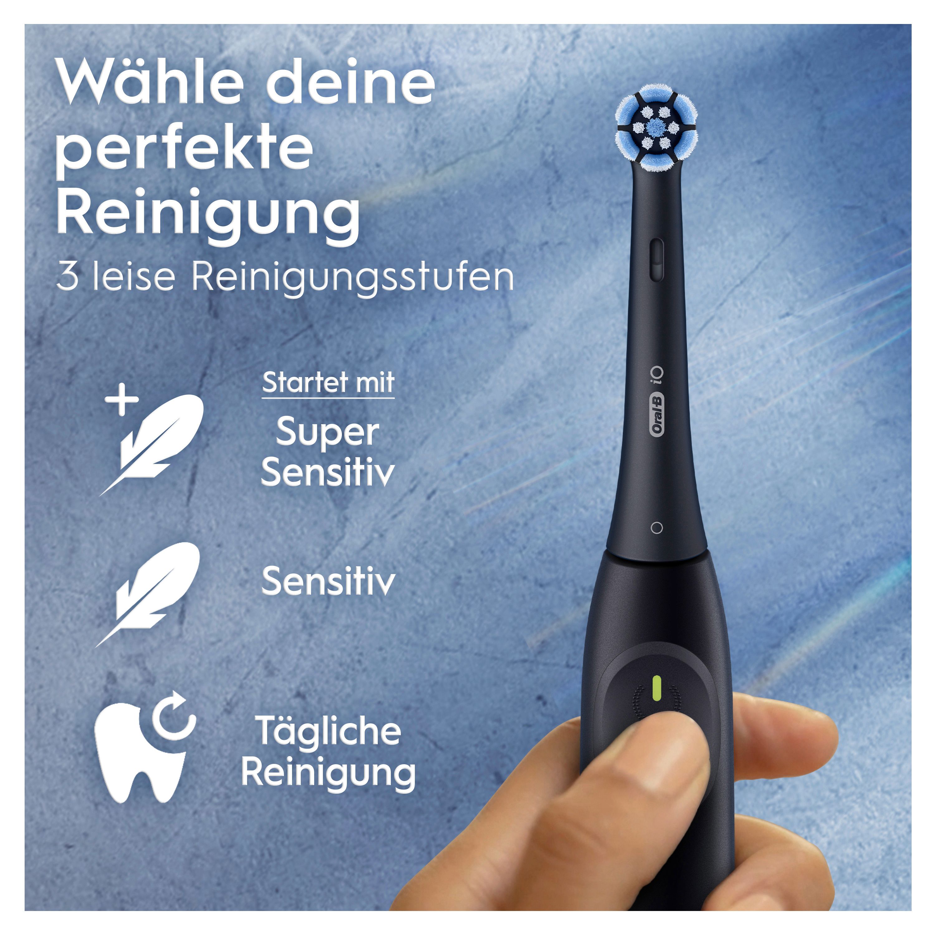 Schwarze Oral-B iO Series 2 Zahnbürste in der Hand, zeigt 3 Reinigungsstufen: Super Sensitiv, Sensitiv, Tägliche Reinigung.