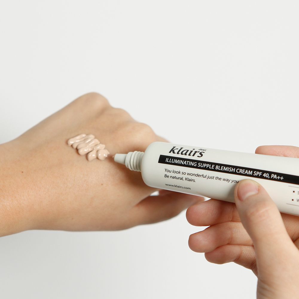 BB-Creme wird aus einer Tube auf eine Hand aufgetragen.