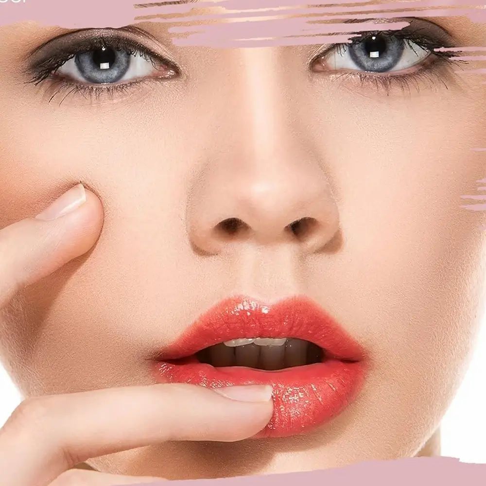 Nahaufnahme eines Gesichts mit aufgetragenem Lipgloss. Die Lippen sind rot und glänzend.