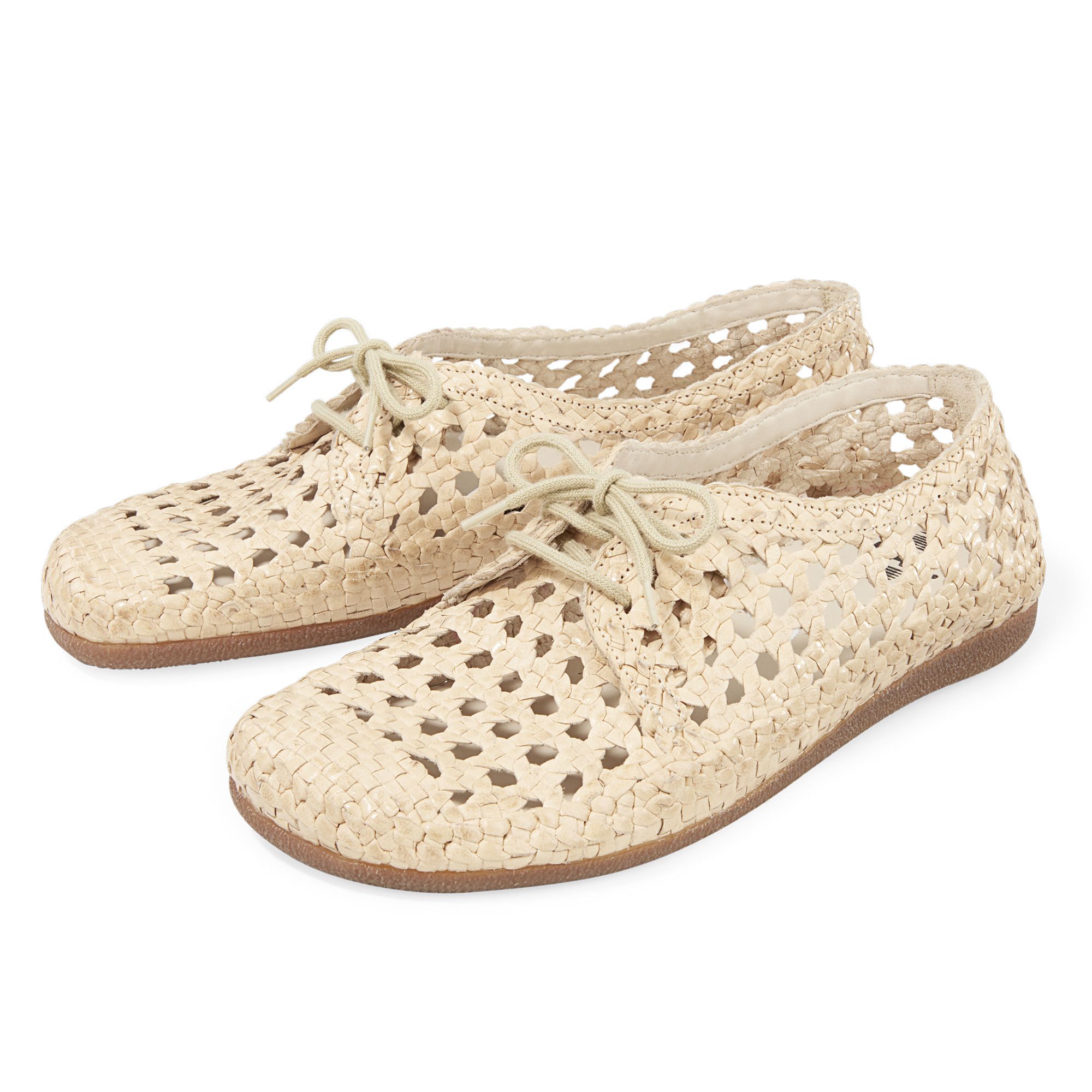 Beige Schnürschuhe mit Lochmuster. Flache Sohle, Schnürsenkel. Zwei Schuhe nebeneinander.