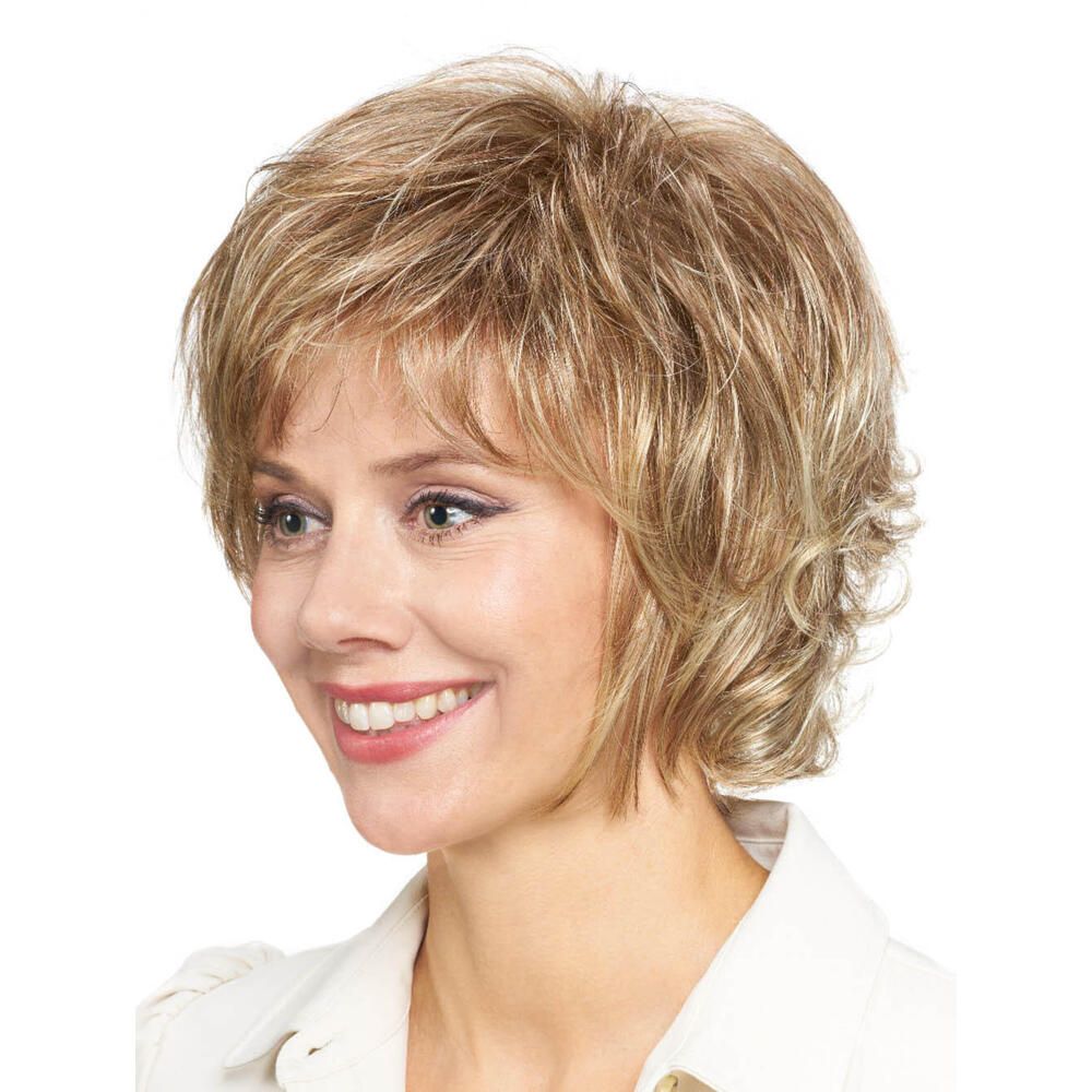 Perücke Michelle von Lofty. Blondes, kurzes Haar mit welliger Struktur. Nahaufnahme einer Frau, die die Perücke trägt.