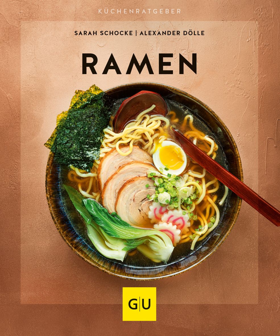 Buchcover mit Ramen. Titel: Ramen. Autoren: Sarah Schocke, Alexander Dölle. Mit Nudeln, Ei, Fleisch, Algen und Gemüse in einer Schüssel.