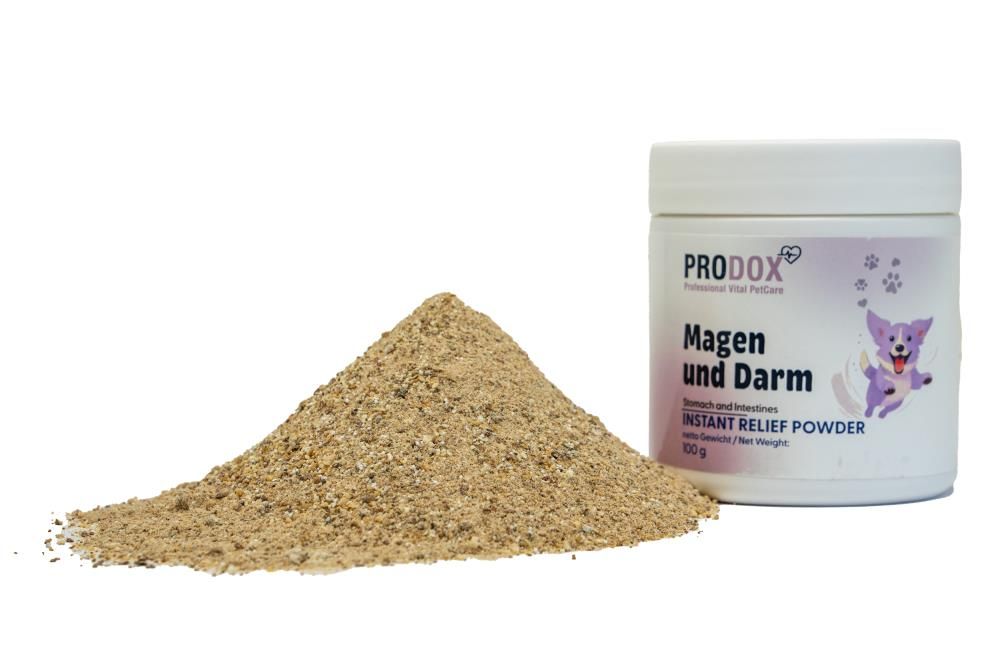 Weißes Produktglas mit Aufschrift: PRODOX, Magen und Darm, INSTANT RELIEF POWDER. Daneben ein Haufen braunes Pulver.