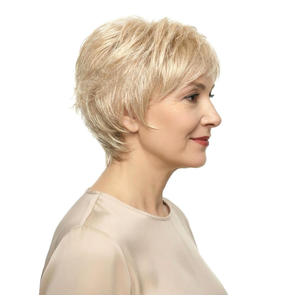 Blonde Perücke mit kurzem Schnitt. Seitenansicht einer Frau mit beigem Oberteil. Natürlicher Look.