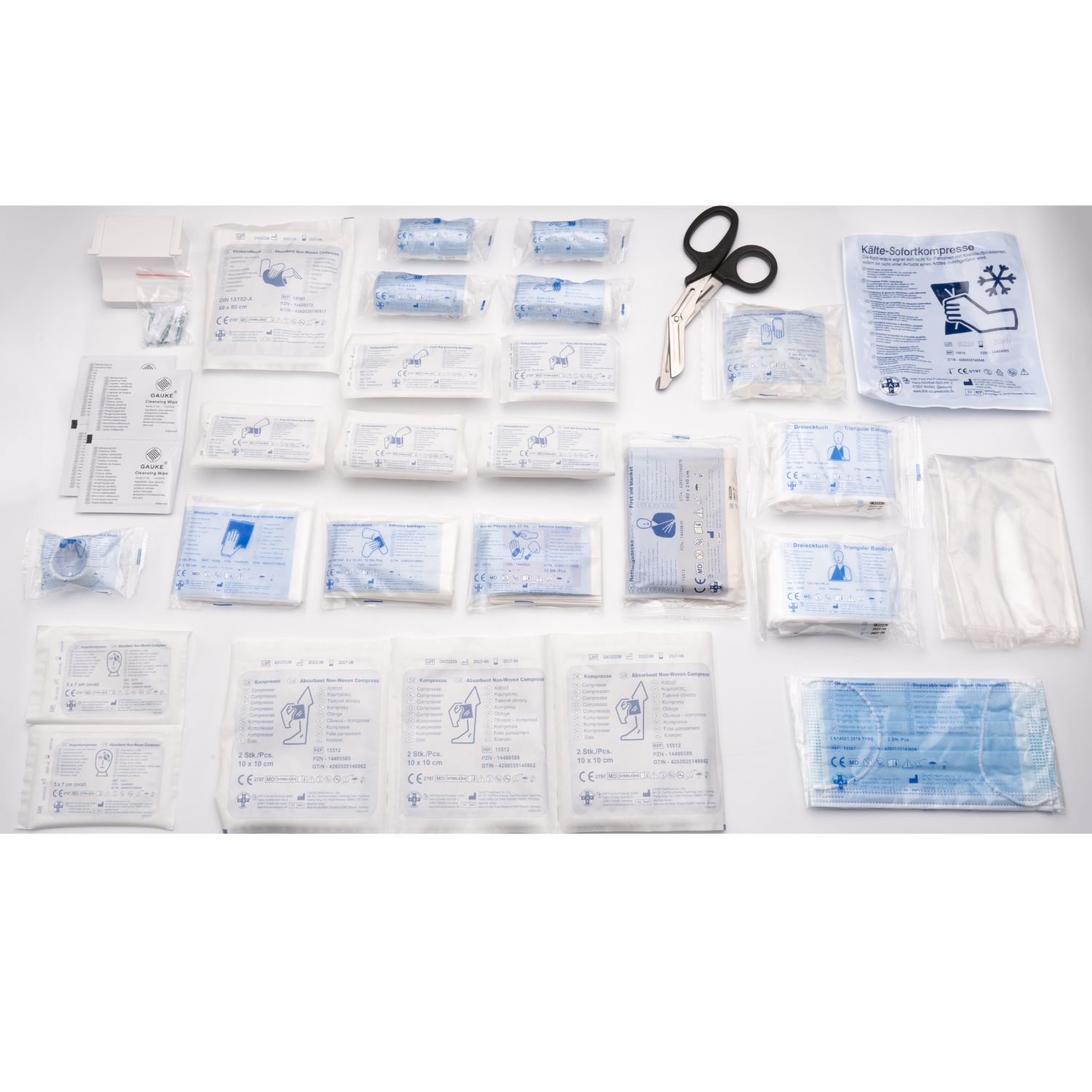 Erste-Hilfe-Set mit Verbandsmaterial, Schere, Handschuhen und Masken. Einzeln verpackte sterile Produkte.
