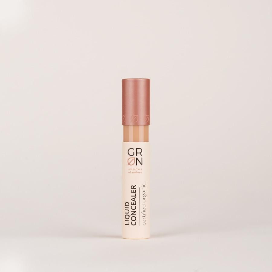 GRN Liquid Concealer beige oat. Geschlossene Flasche. Text: Liquid Concealer, certified organic. Deckel in Rosé. Produkt steht.