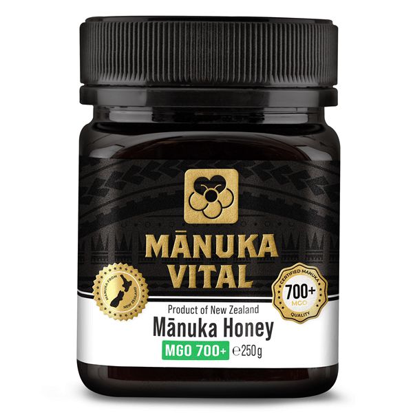 Schwarzes Glas mit Manuka Vital Honig. Text: Mānuka Vital, MGO 700+, Produkt aus Neuseeland. Zertifiziert.