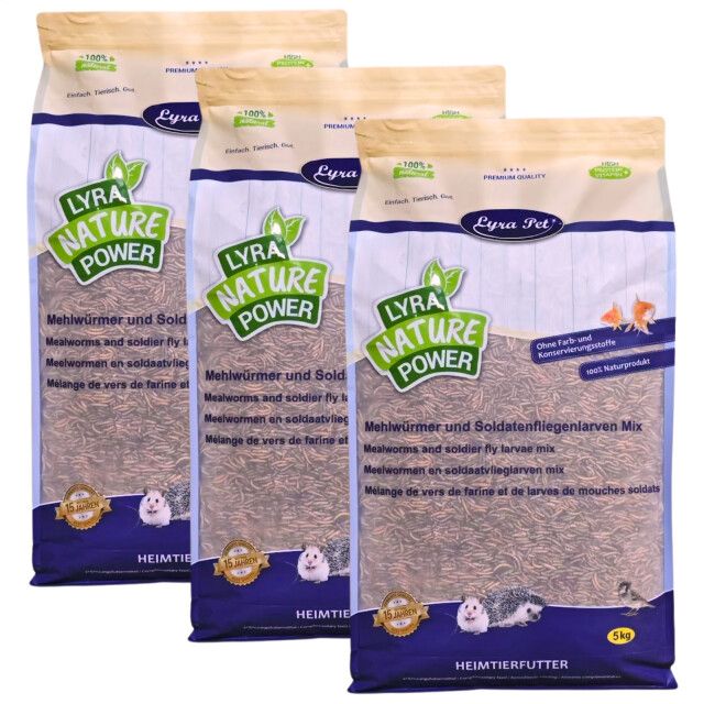 Drei Beutel Lyra Pet Mehlwürmer-/Soldatenfliegenlarven-Mix. Aufschrift: Lyra Nature Power, Heimtierfutter. Ohne Farb- und Konservierungsstoffe.