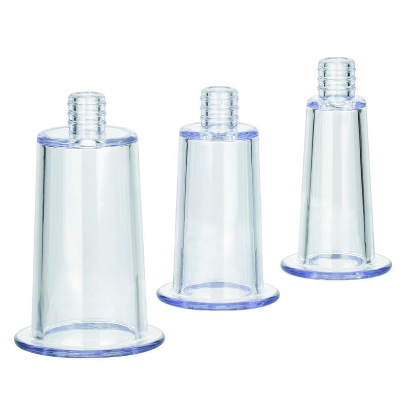 Drei transparente Zylinder mit Gewindekopf. Schwarzer Sockel. Auf weißem Hintergrund.