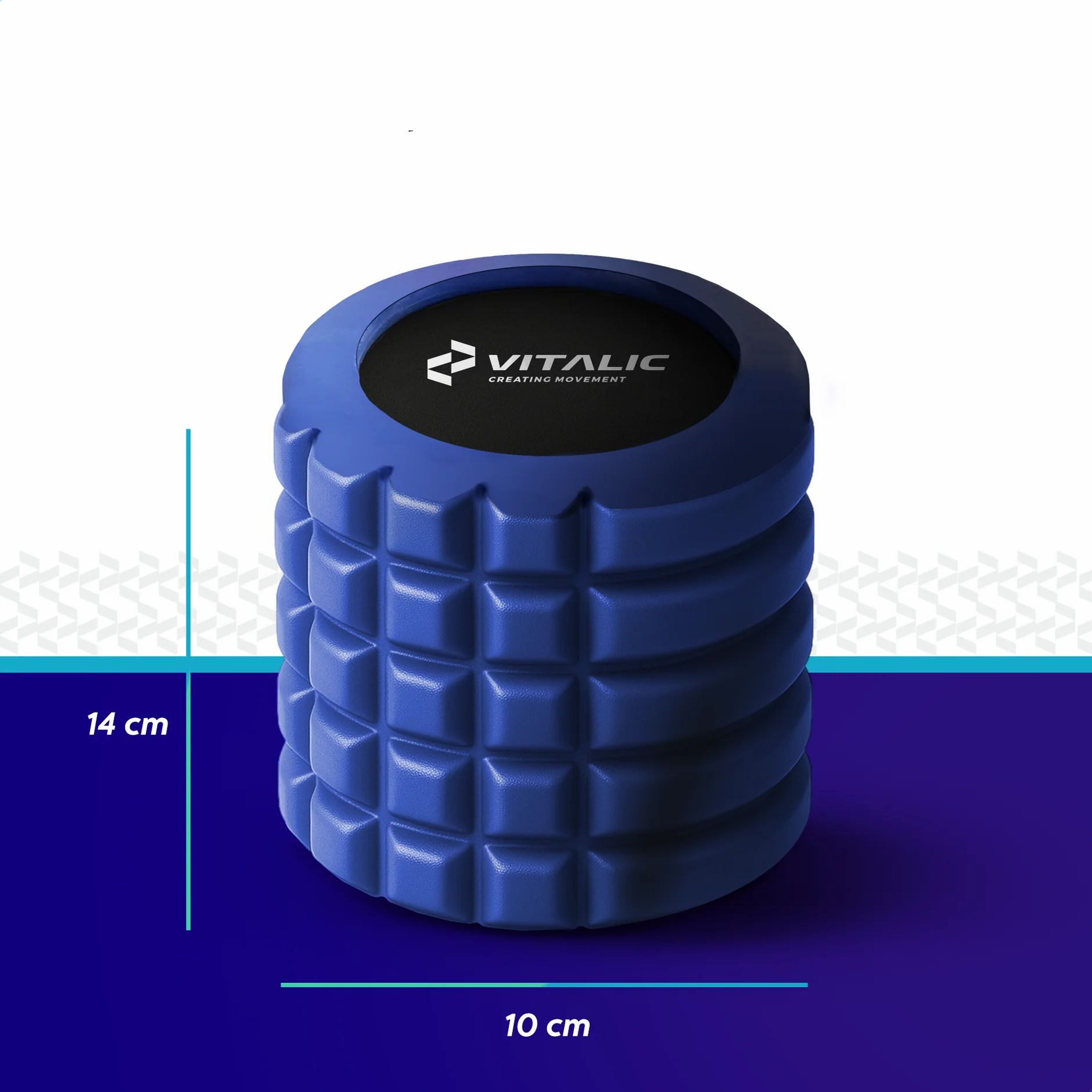 Blauer Mini-Massage-Roller. Quadratische Oberfläche, VITALIC-Logo. 14 cm hoch, 10 cm breit.