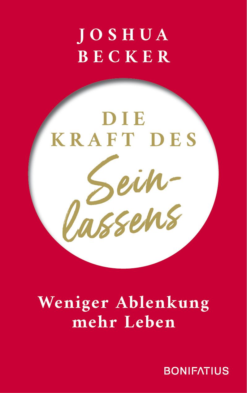 Buchcover mit Titel "Die Kraft des Seinlassens" von Joshua Becker. Roter Hintergrund, weißer Kreis mit goldenem Schriftzug.