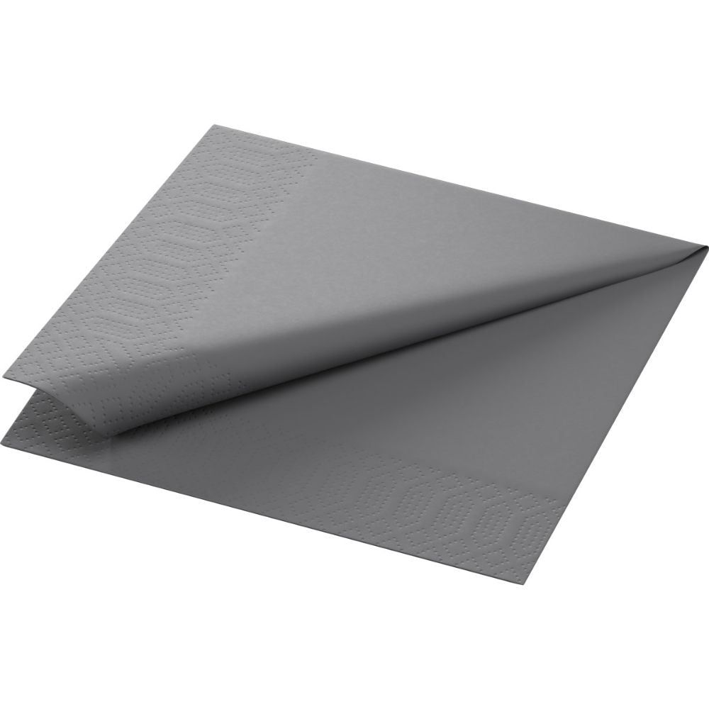Graue Papierserviette, gefaltet. Die obere Schicht ist teilweise angehoben, um die Struktur zu zeigen. Die Serviette hat ein geprägtes Muster.