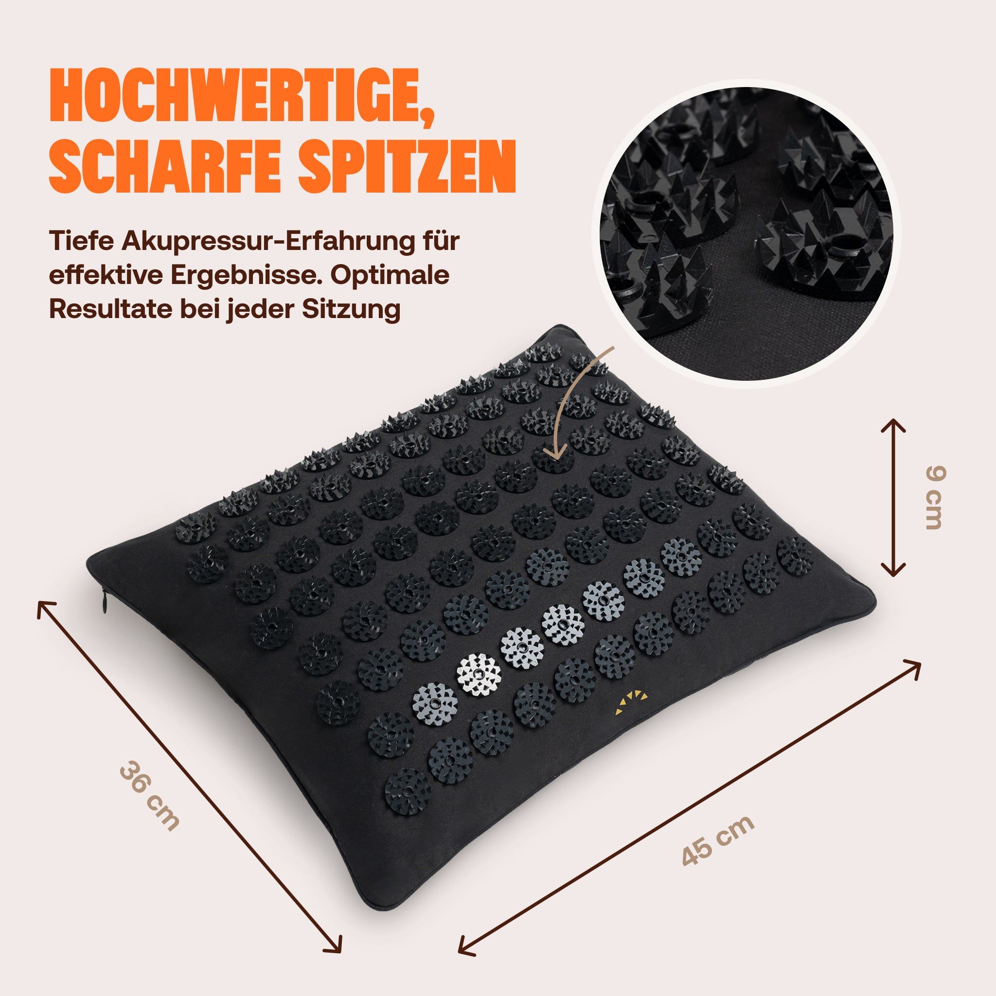 Schwarzes Akupressurkissen, 45x36x9 cm, mit vielen kleinen, sternförmigen Noppen.