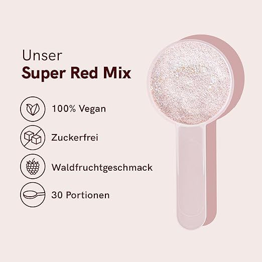 Messlöffel mit Pulver von "Super Red Mix". Enthält 100% vegane Inhaltsstoffe, ist zuckerfrei und hat Waldfruchtgeschmack. 30 Portionen.