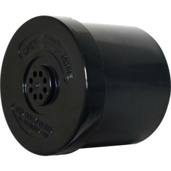 Schwarzer zylindrischer Filter mit Öffnungen. Beschriftung: OPEN, CLOSE, FOR CLEAN WATER, und Pfeile.