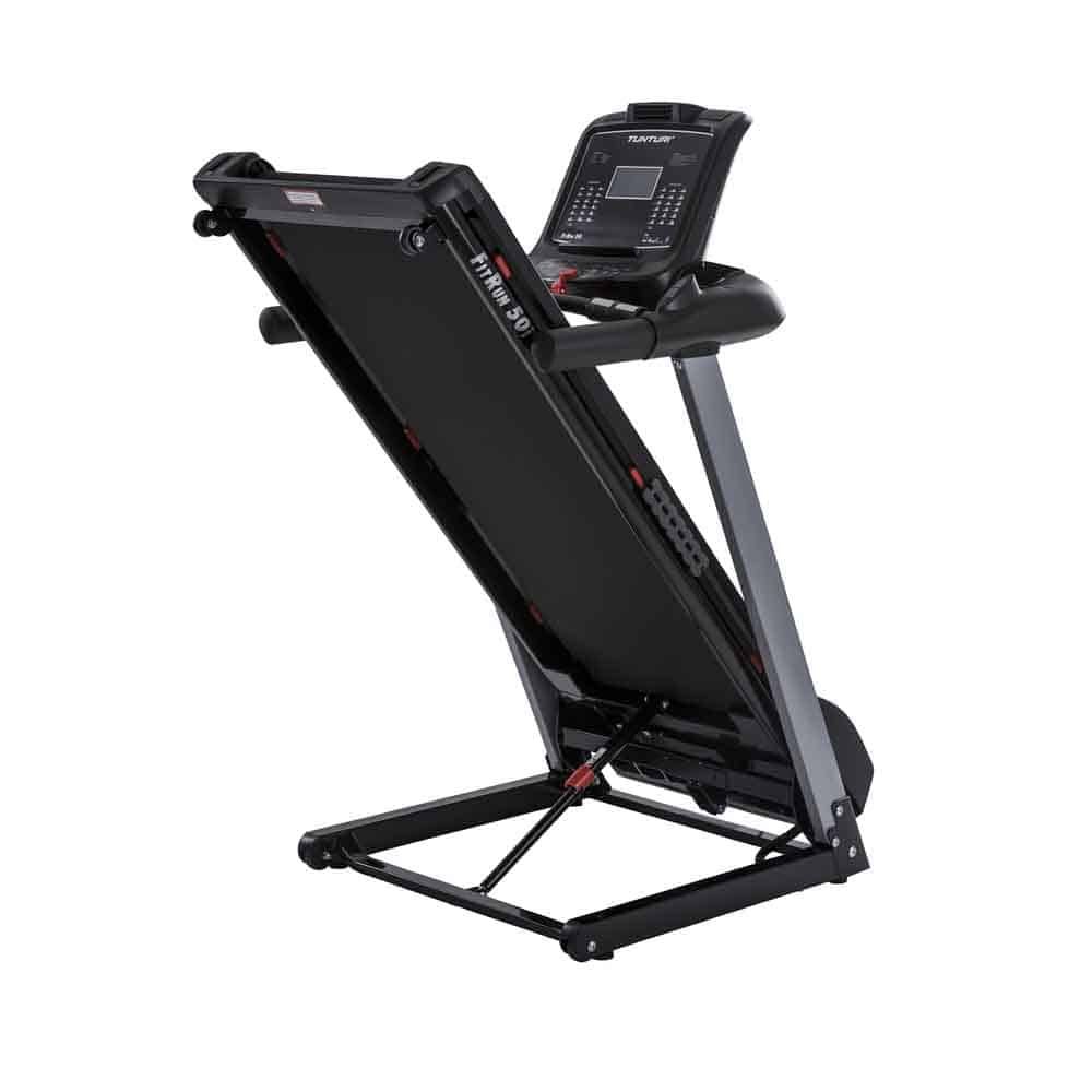 Laufband, schwarz, hochgeklappt. Konsole mit Tasten und Display. Rahmen aus Metall. "FitRun 50i" Schriftzug.