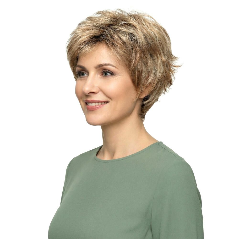 Kurzhaarperücke mit blonden Strähnen. Frau mit grünem Oberteil, Seitenansicht.