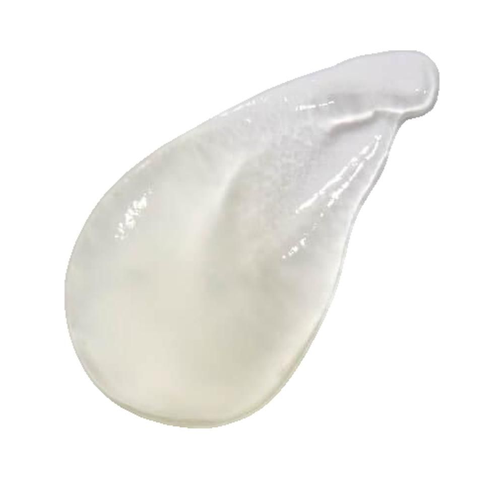 Ausgestrichene, helle Creme auf weißem Hintergrund.