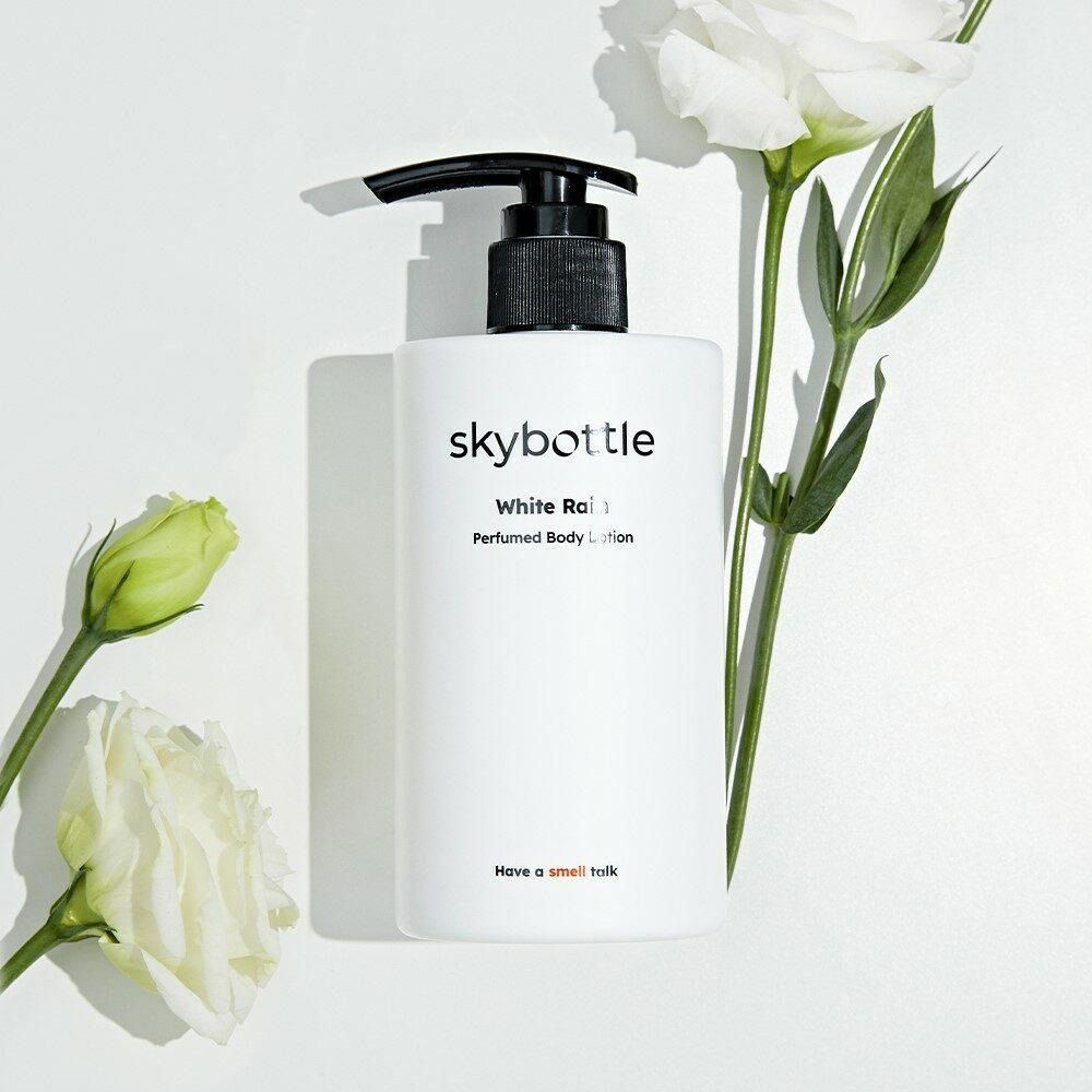 Weiße Lotion-Flasche mit schwarzem Pumpkopf. Aufschrift: skybottle, White Rain, Perfumed Body Lotion.