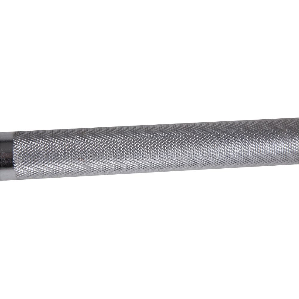 Nahaufnahme einer gerändelten Griffzone einer Langhantelstange aus Metall.