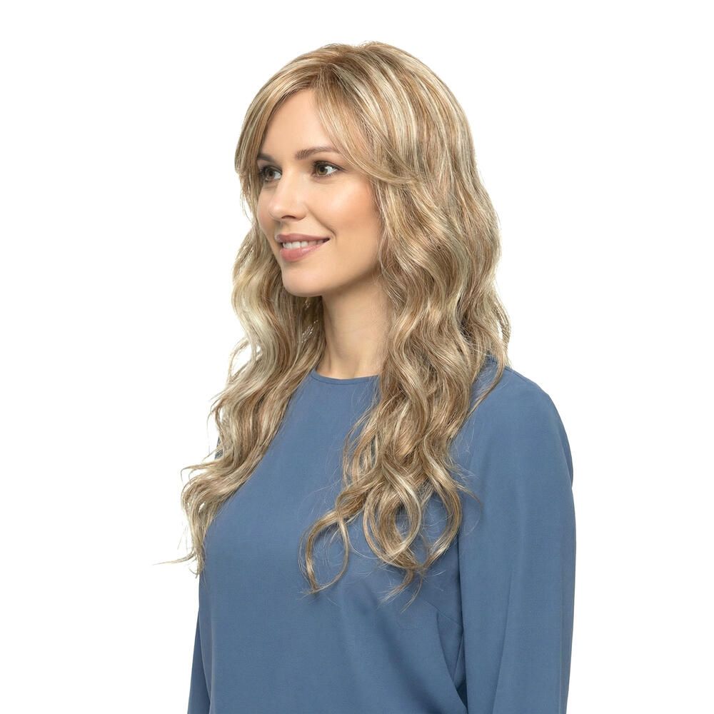 Perücke Arabella von Lofty. Blondes, gewelltes Haar. Frau mit blauem Oberteil. Seitenansicht.