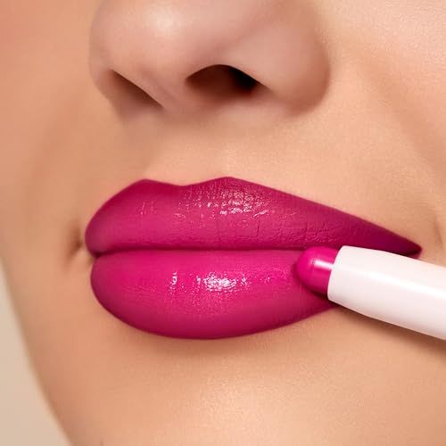 Lippenstift in Fuchsia-Pink wird auf die Lippen aufgetragen.