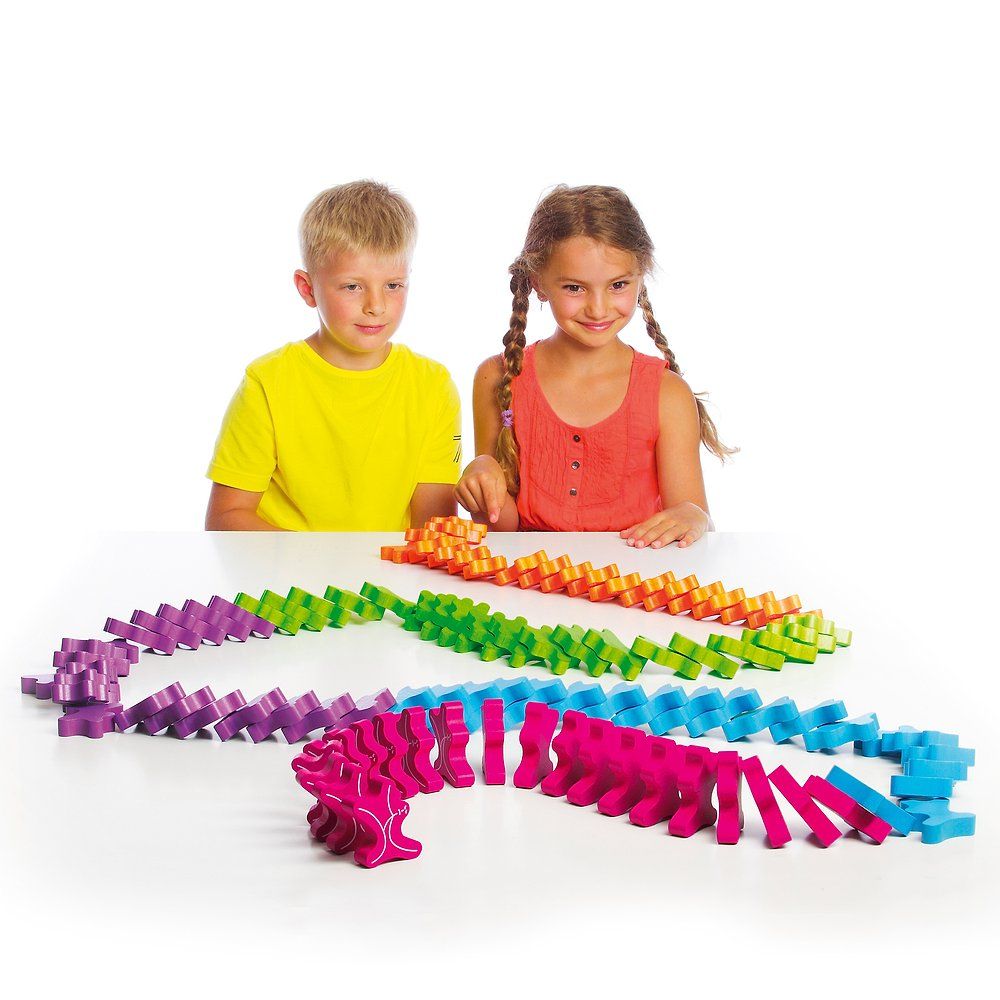 Zwei Kinder sitzen an einem Tisch und spielen mit bunten Holzfiguren. Figuren sind in Reihen angeordnet.