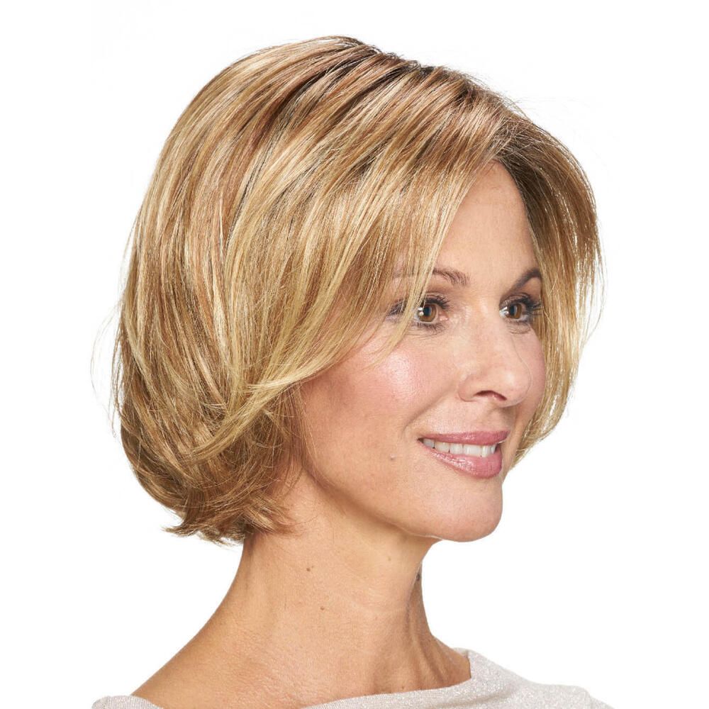 Perücke STOCKHOLM, blond, kurze Haare. Frau im Profil, Blick zur Seite. Hellbraune Strähnen.