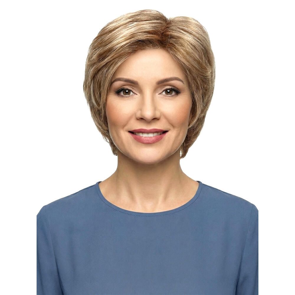 Kurzhaarperücke, blond-braun meliert, auf einer Frau getragen. Frontalansicht, Frau lächelt. Blaues Oberteil.