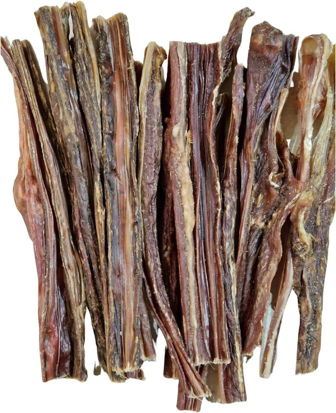 Getrocknetes Rindfleisch, längliche Stücke, braune Farbe, auf weißem Hintergrund.