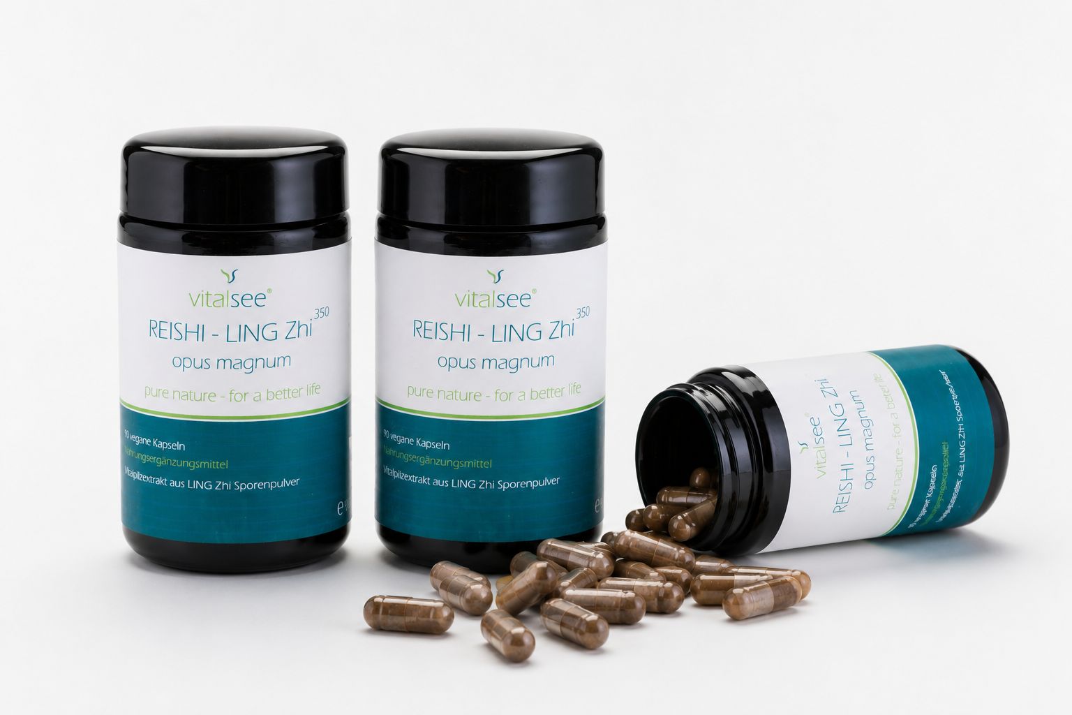 Zwei Flaschen und eine geöffnete Flasche mit Reishi-Kapseln.